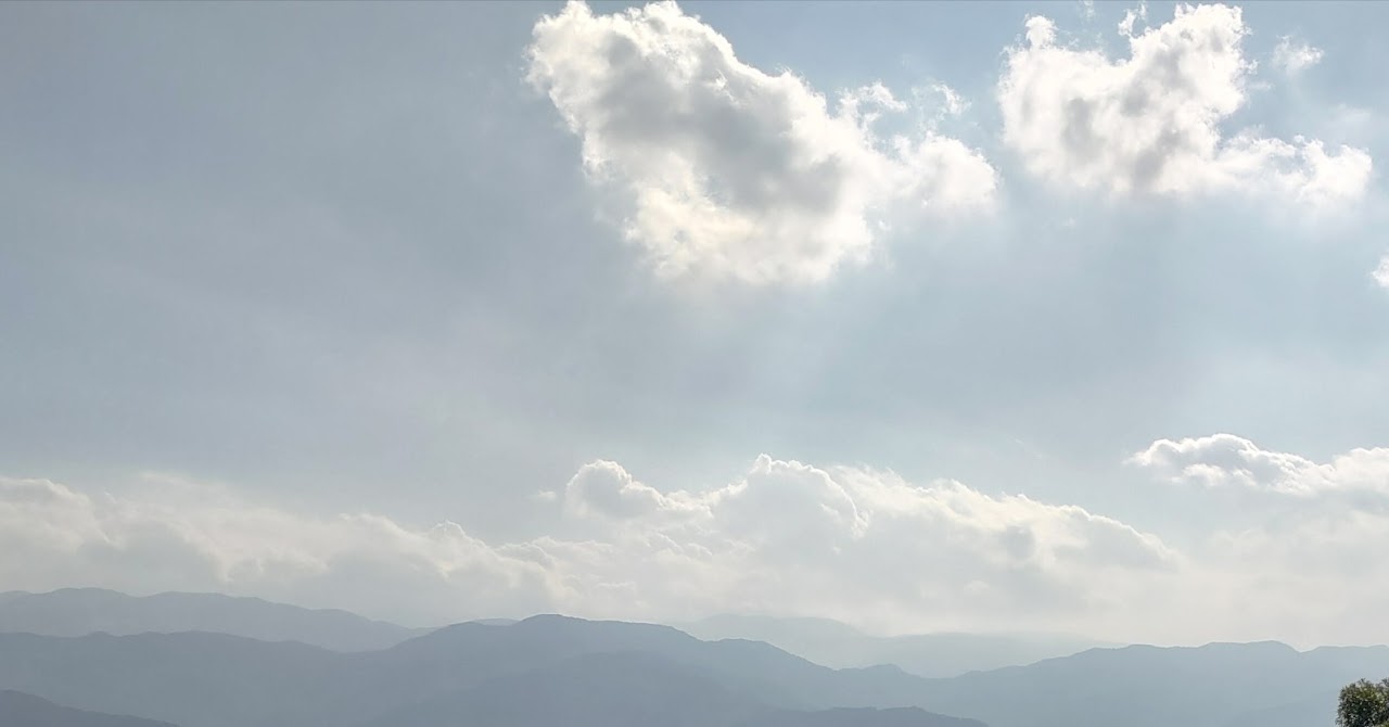 雲隙間灑落的日光與遠山